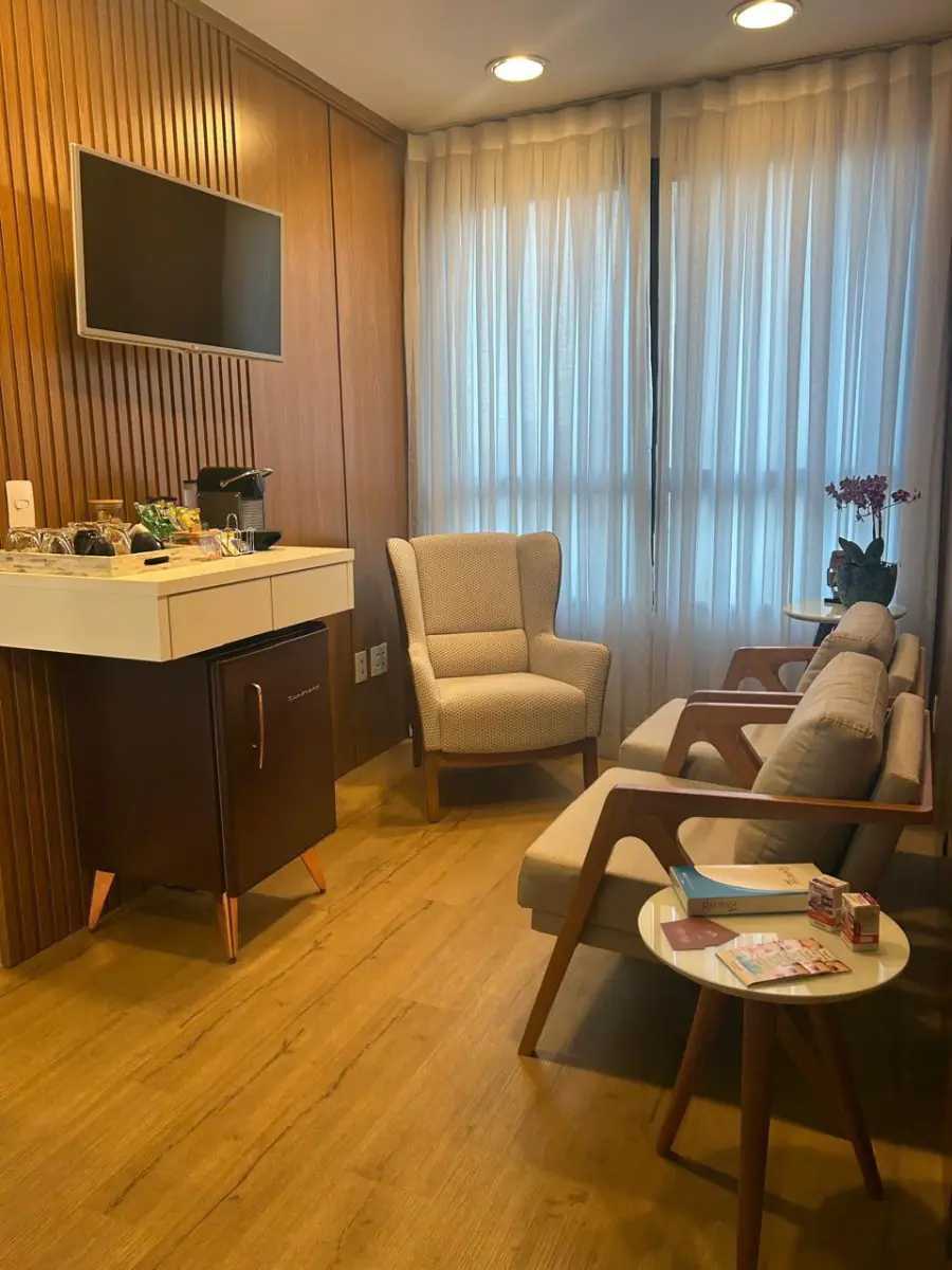 Waiting room at Consultório Odontológico Dr. Lara Lavin with modern decor in Brazil
