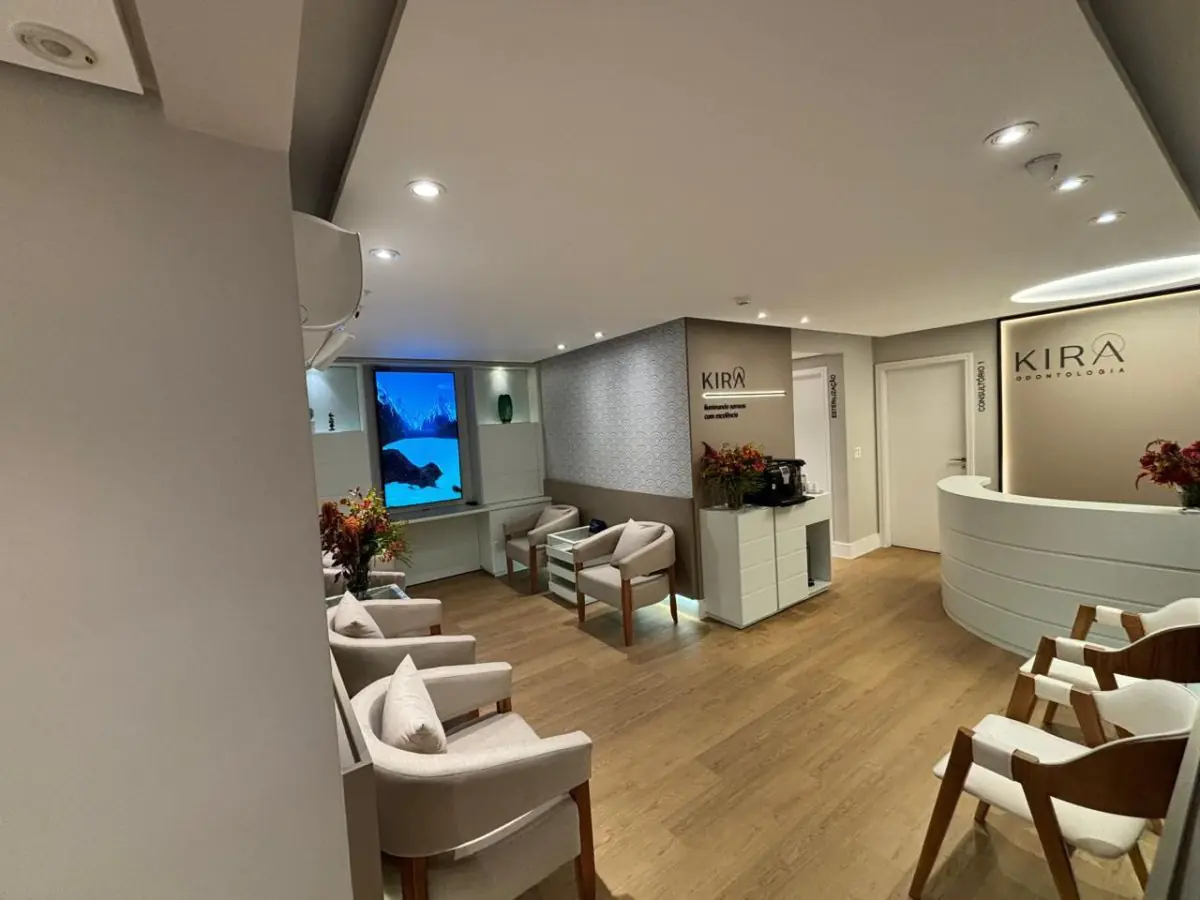 Reception and waiting area at Kira Odontologia clinic with modern dental interior