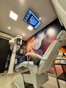 Sala de tratamiento dental con pantalla de rayos X en Kira Odontologia