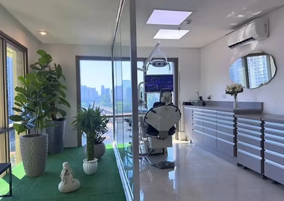 Modern dental treatment room with city view at BCX Odontologia clinic