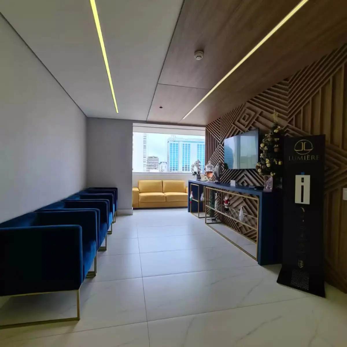 Modern waiting room at Lumière Odontologia clinic with city view