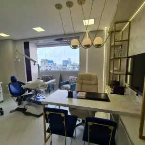 Consultorio dental moderno en Lumière Odontologia con vista a la ciudad y sillón de tratamiento