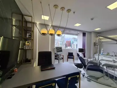 Sala de tratamiento dental moderna en Lumière Odontologia con vista a la ciudad en Brasil