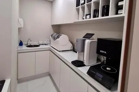 Laboratorio dental con equipos modernos en la clínica Lumière Odontologia