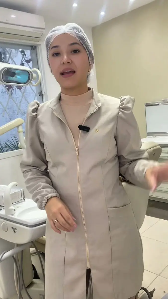 Dentist in treatment room at Domo Odontologia clinic with dental equipment