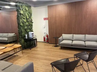 Sala de espera en Portal do Sorriso con asientos modernos y decoración verde