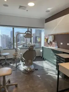 Sala de tratamiento dental con equipo moderno en Portal do Sorriso, vista a la ciudad