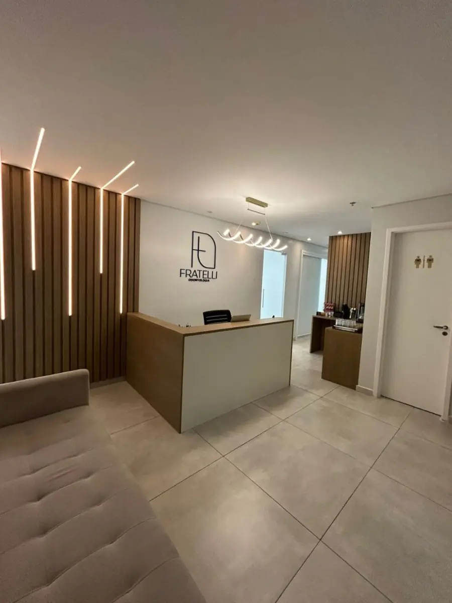 Empfangsbereich der Fratelli Odontologia Klinik mit modernem Design und Wartebereich