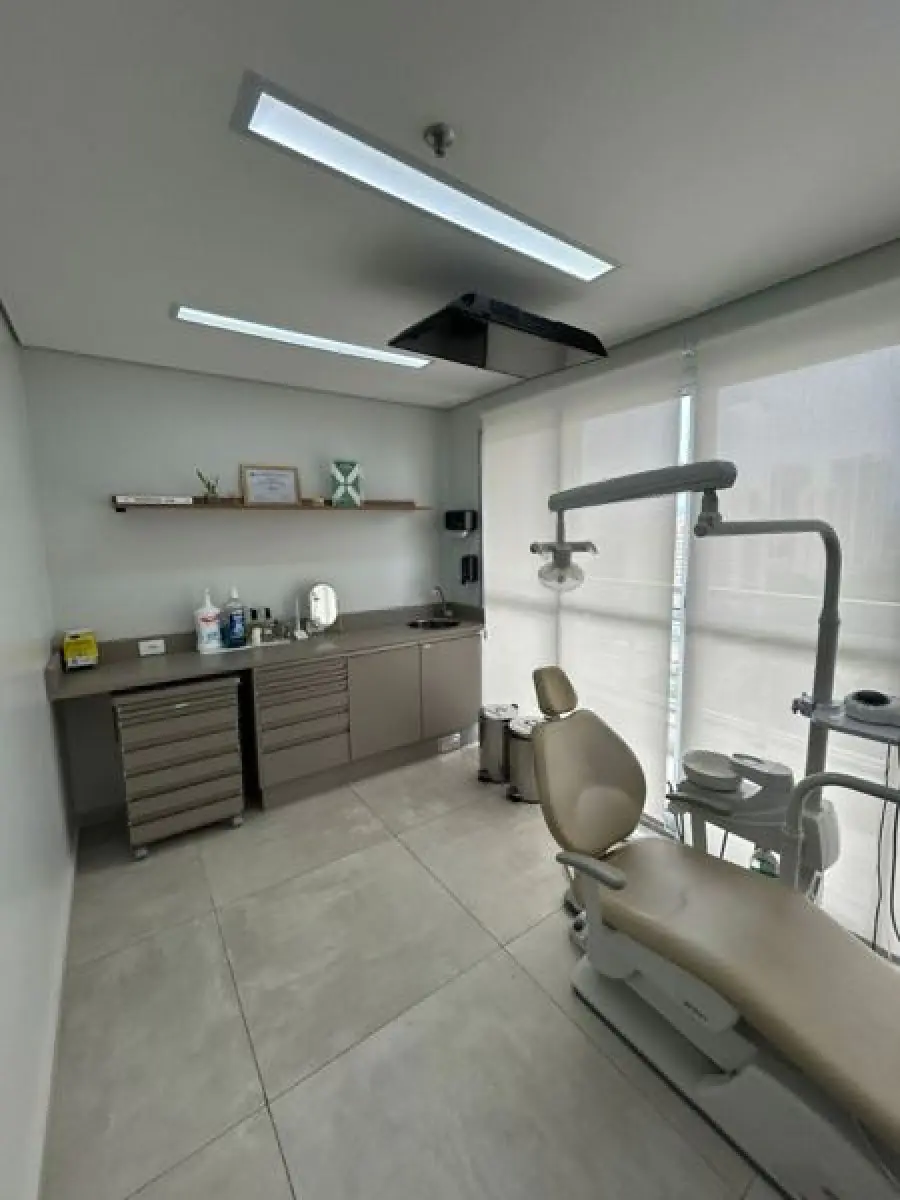 Moderner Behandlungsraum bei Fratelli Odontologia mit Zahnarztstuhl und Ausstattung
