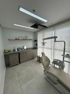 غرفة علاج أسنان حديثة في Fratelli Odontologia مع كرسي ومعدات طب الأسنان