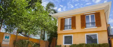 Exterior de Well Clinic Odontologia con fachada moderna y letrero de la clínica