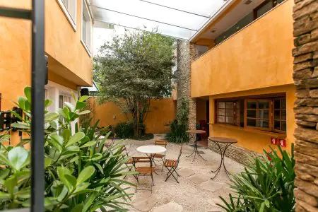 Zona de descanso al aire libre con jardín en Well Clinic Odontologia