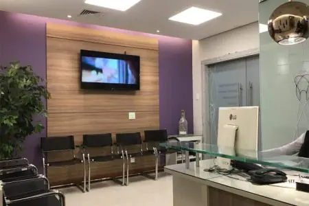 Recepción y sala de espera en la clínica ImplArt con decoración moderna y asientos