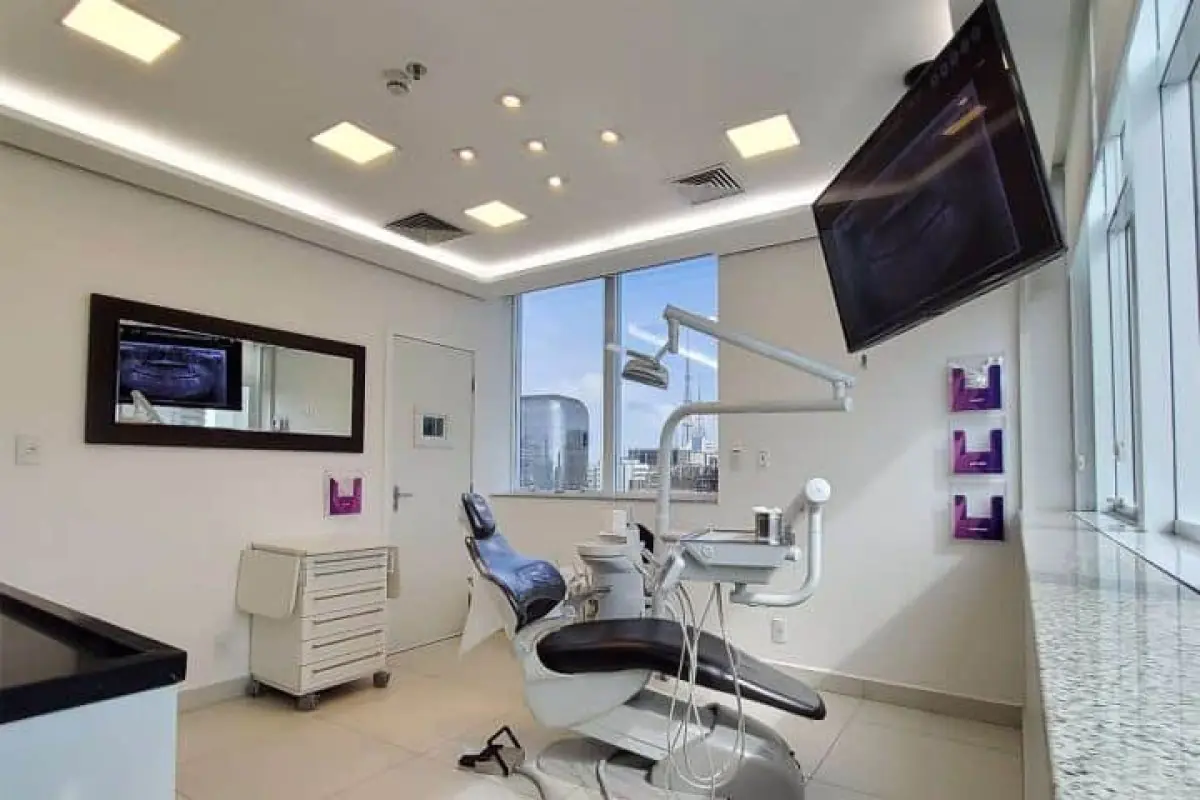 Modern dental treatment room at ImplArt clinic with city view and advanced equipment