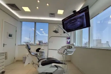 Sala de tratamiento dental moderna con radiografía panorámica en ImplArt