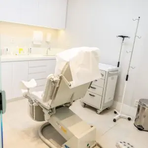 Sala de ginecología con equipo moderno en la clínica Dr. Ana Roxo