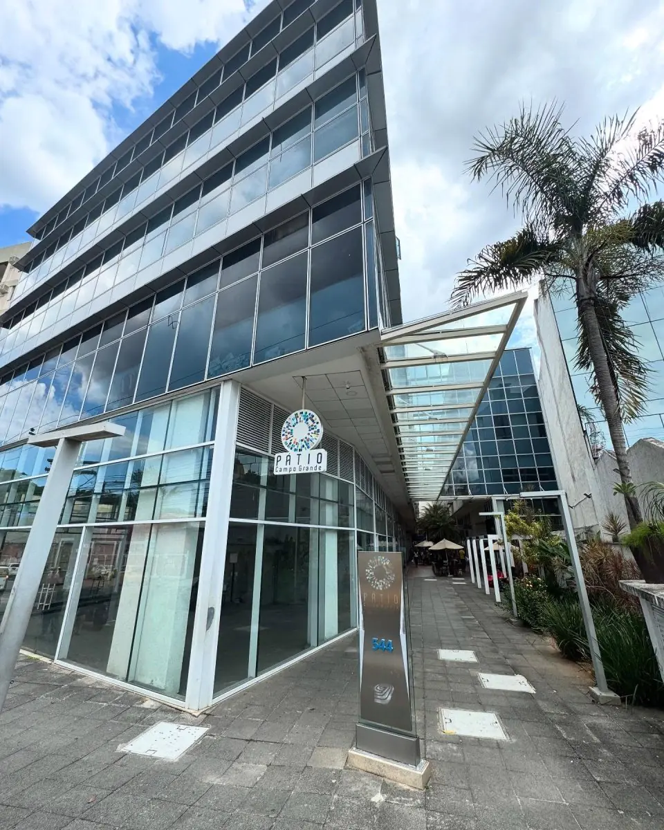 Façade en verre moderne de la clinique Dr. Hélio Nobre à Campo Grande