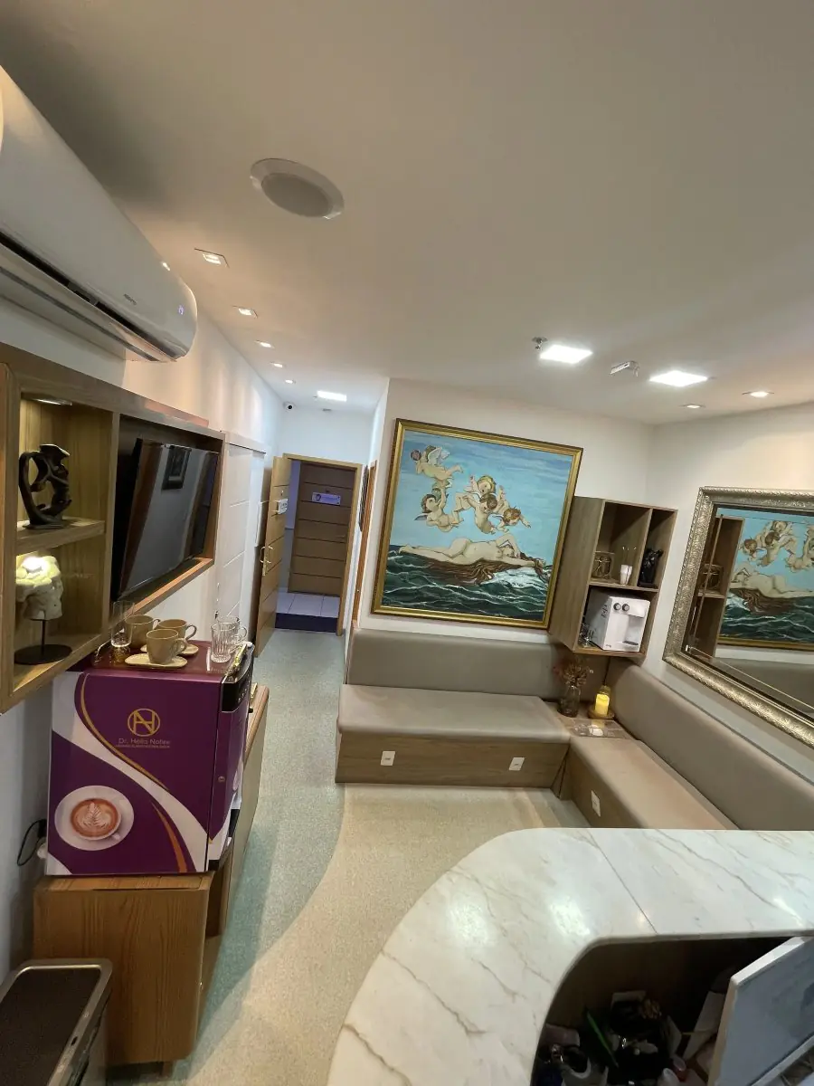 Accueil et salle d'attente à la clinique Dr. Hélio Nobre avec décor moderne