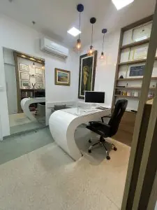 Consultorio médico en la clínica Dr. Hélio Nobre con escritorio moderno y certificados médicos