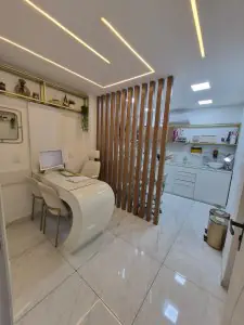 Consultorio moderno en la Clínica Dr. Hélio Nobre con decoración elegante