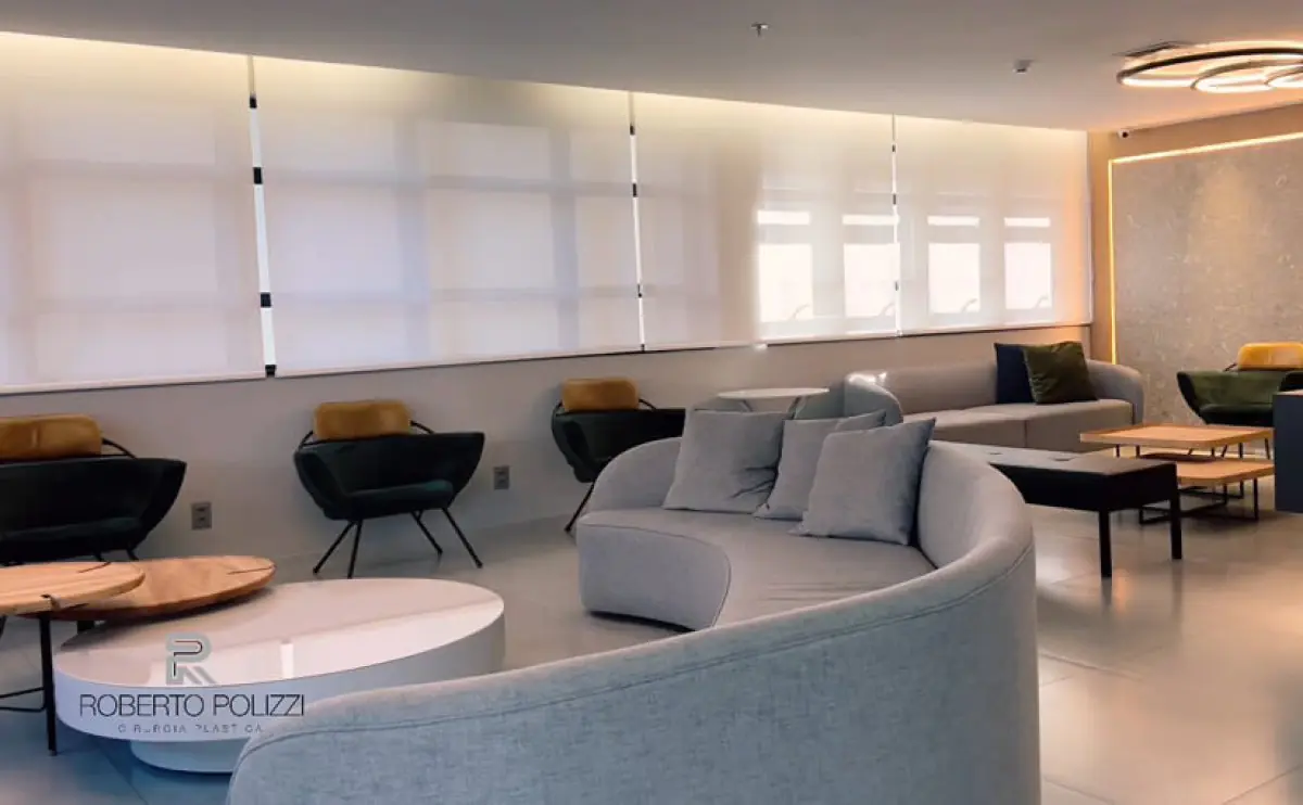 Modern waiting room at Dr. Roberto Junqueira Polizzi clinic with comfortable seating