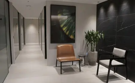 Sala de espera moderna en la clínica Dr. Roberto Junqueira Polizzi con asientos y decoración