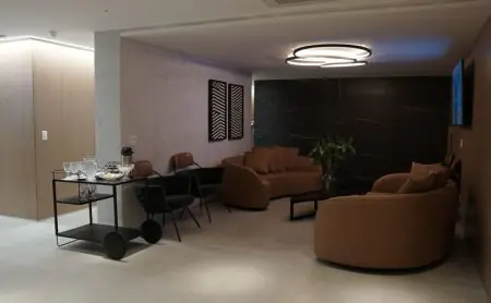 Sala de espera moderna en la clínica Dr. Roberto Junqueira Polizzi con asientos cómodos