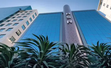 Fachada moderna de vidrio del edificio de la clínica HSR en México