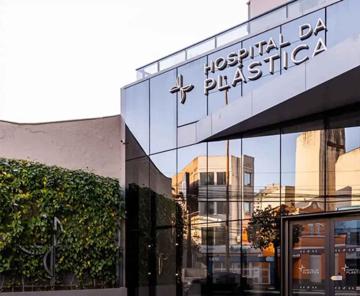 Façade en verre moderne de la clinique Hospital da Plástica au Brésil
