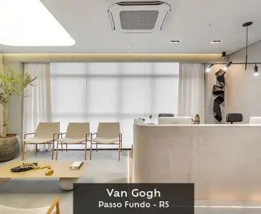 Área de recepción en la clínica Van Gogh en Passo Fundo, interior médico moderno