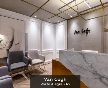 Recepción de la clínica Van Gogh en Porto Alegre con mostrador de mármol y asientos modernos