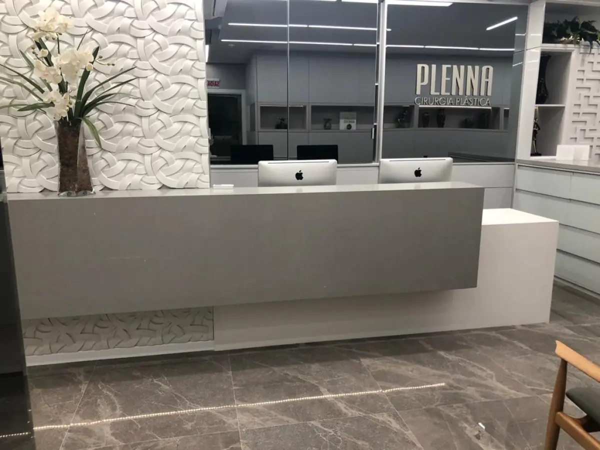 Accueil de la clinique de chirurgie plastique Plenna avec décoration moderne
