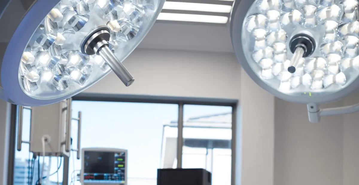 Modern operating room lights and equipment at Camara Lopes clinic