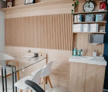 Sala de consultas en la clínica Camara Lopes con decoración moderna y suministros médicos