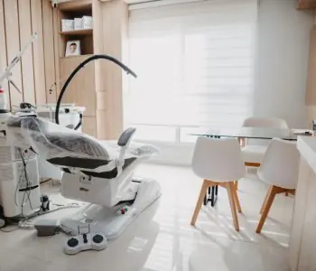 Sala de tratamiento dental moderna en la clínica Camara Lopes con sillón y equipo