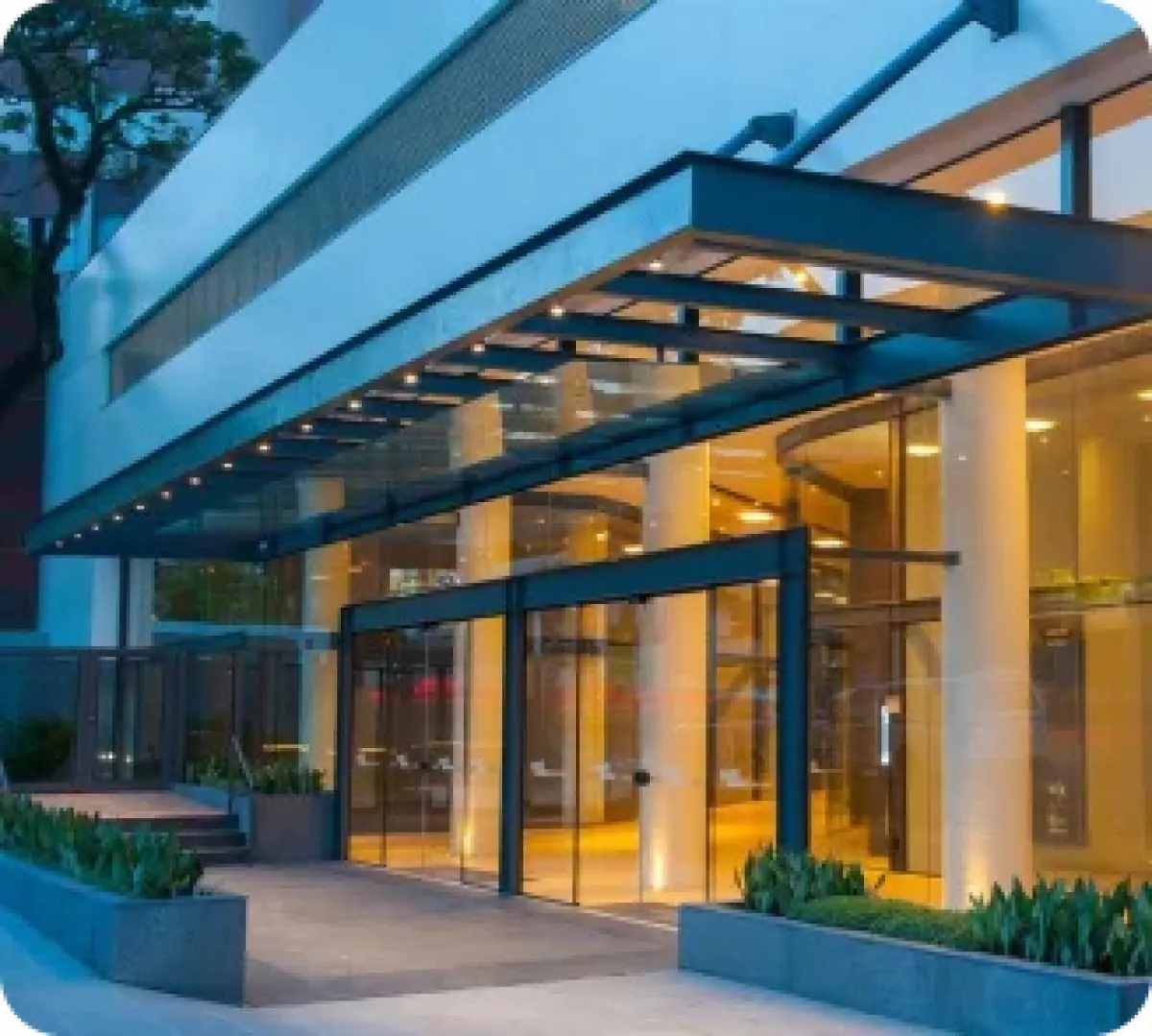 Modern clinic exterior at Dr. Henrique Reis plastic surgery center