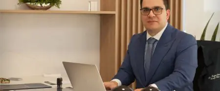 Consultorio del cirujano plástico Dr. Rafael Andres con escritorio moderno y portátil