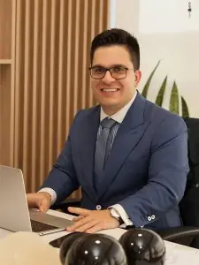 Consultorio del cirujano plástico Dr. Rafael Andres con escritorio moderno