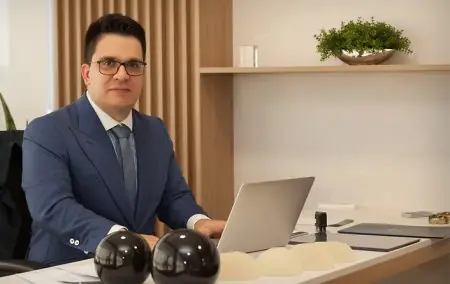 Consultorio en la clínica Dr. Rafael Andres con implantes de cirugía plástica en el escritorio