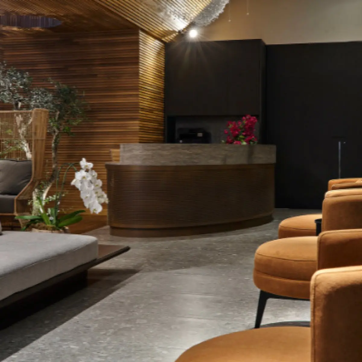 Reception area at Dr. Paulo Henrique Laia clinic with modern decor and seating