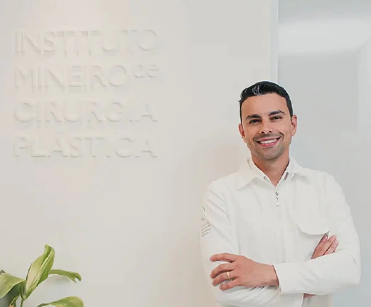 Dr. Leandro Gontijo clinic interior with doctor at reception area