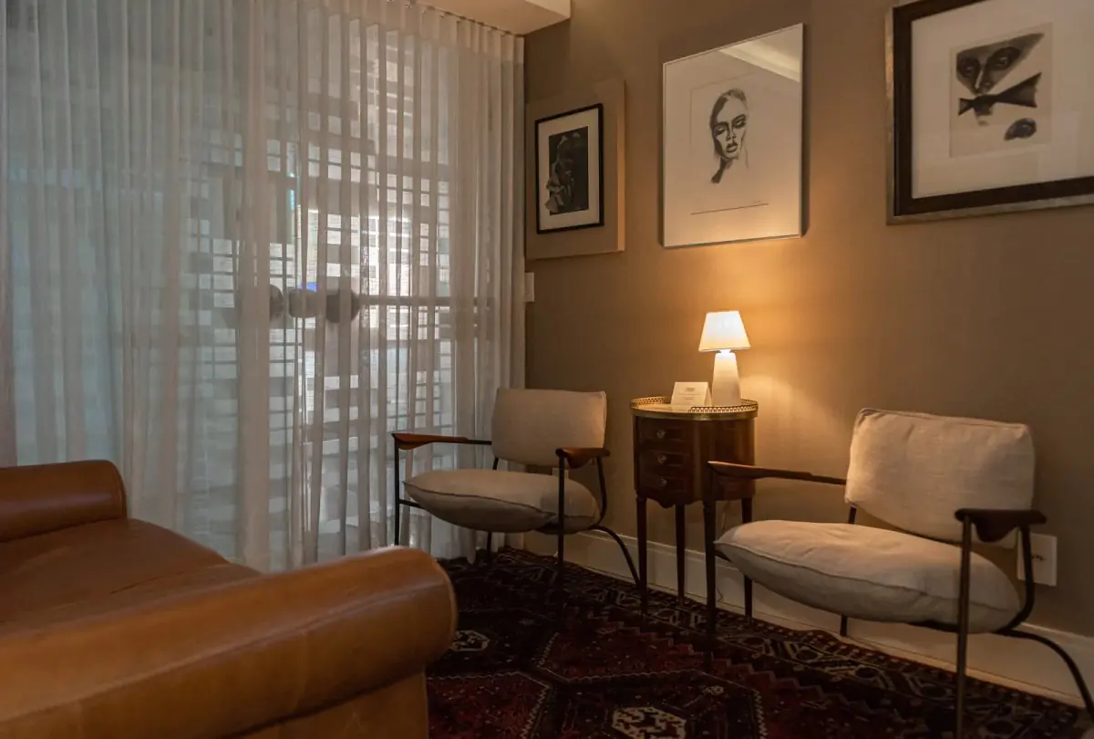 Cozy waiting area at clinic Riccardi with armchairs and soft lighting