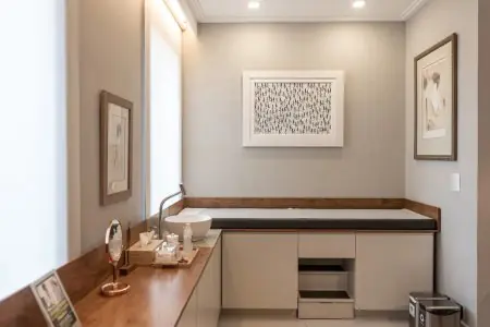 Sala de consulta moderna en la clínica Riccardi con camilla y lavabo médico