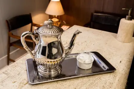 Servicio de té en el mostrador de recepción de la clínica Riccardi, área acogedora