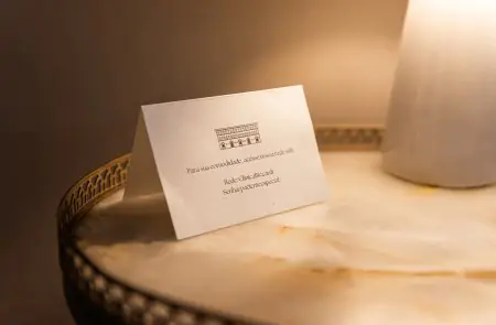 Tarjeta de información WiFi sobre mesa de mármol en la recepción de Clínica Riccardi