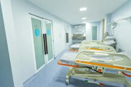 Sala de recuperación con camas hospitalarias en Hospital Dia Glauber Carvalho
