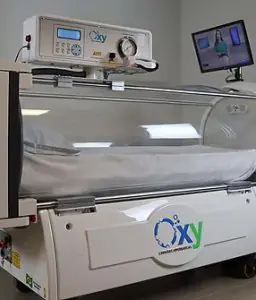 Cámara de oxigenoterapia hiperbárica en Hospital Dia Glauber Carvalho, Brasil