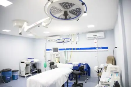 Quirófano moderno en Hospital Dia Glauber Carvalho con equipo quirúrgico avanzado