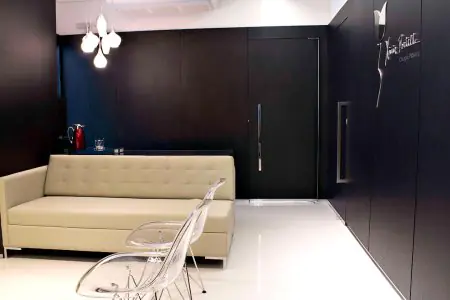 Sala de espera moderna en la clínica de cirugía plástica Dra. Xênia Portella con decoración minimalista