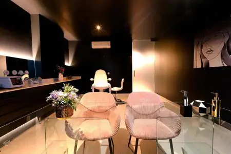 Sala de consultas en la clínica de cirugía plástica Dr. Xênia Portella con decoración moderna